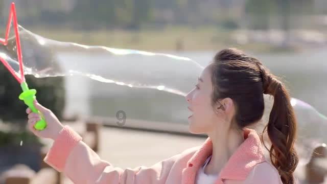宝妈担心学校附近的人穿着清凉影响孩子心理健康，你怎么看？